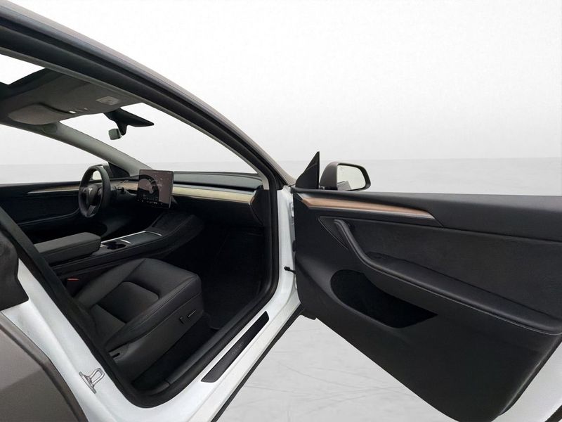 Tesla Model Y bild 17