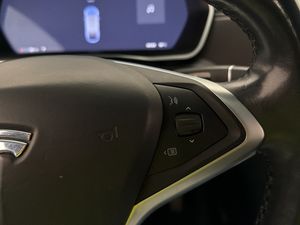 Tesla Model X bild 30