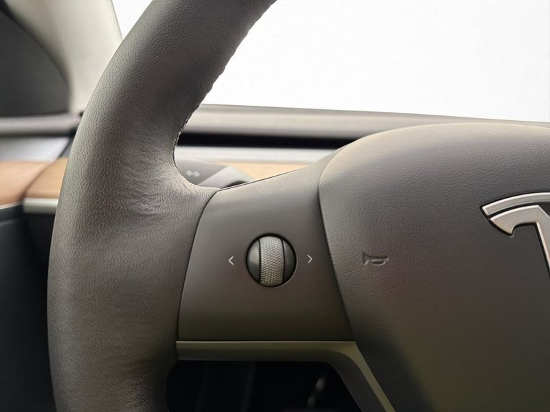 Tesla Model Y bild 26