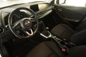 Mazda 2 bild 2