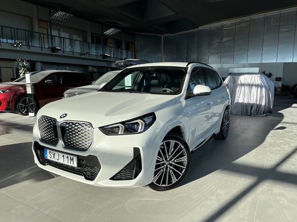 BMW iX1 eDrive20 M Sport Rattvärme Drag H/K 20" Comfort Access - 2026