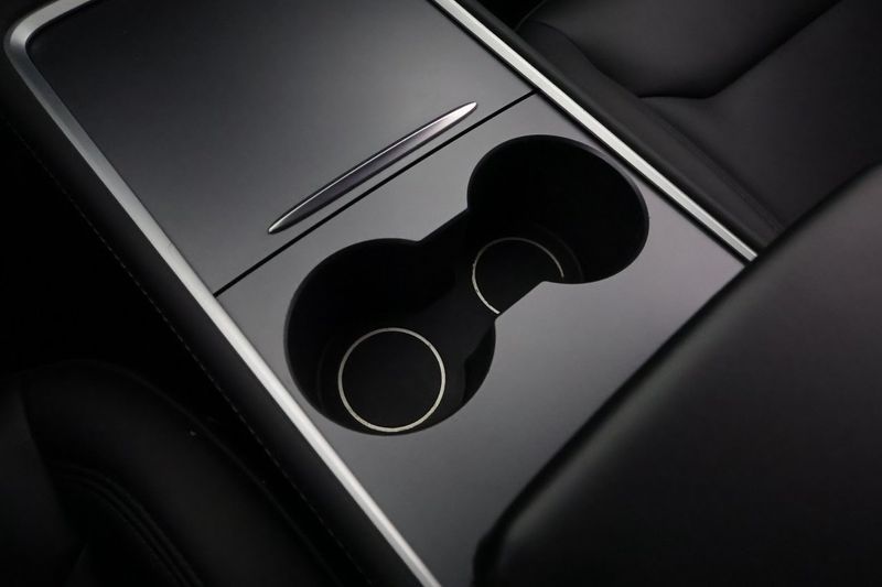 Tesla Model Y bild 23
