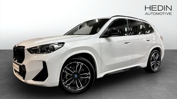 BMW iX1 xDrive 30 M Sport HUD Pano Elstol mminne Drag - 2023