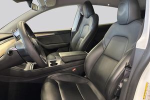 Tesla Model Y bild 8