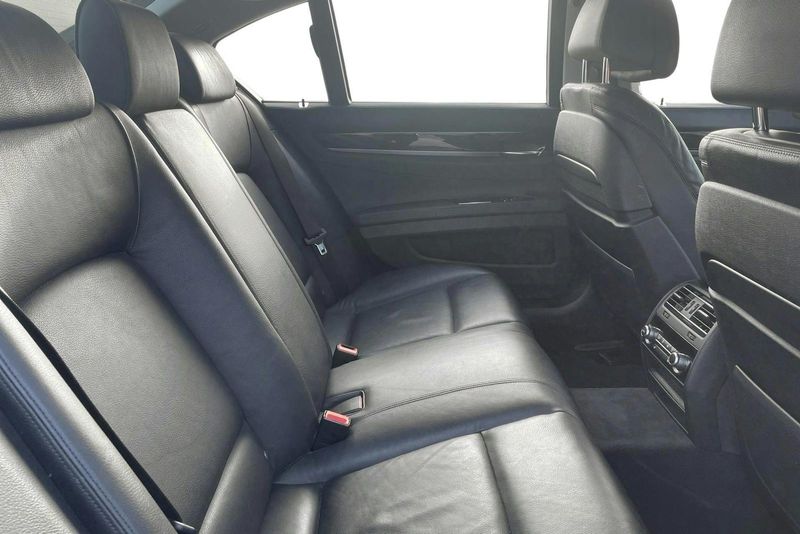 BMW 750 bild 8
