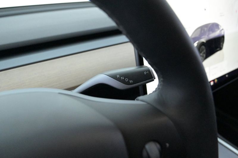 Tesla Model Y bild 8