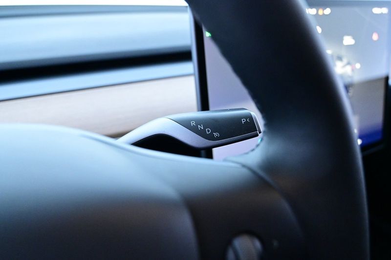 Tesla Model Y bild 8