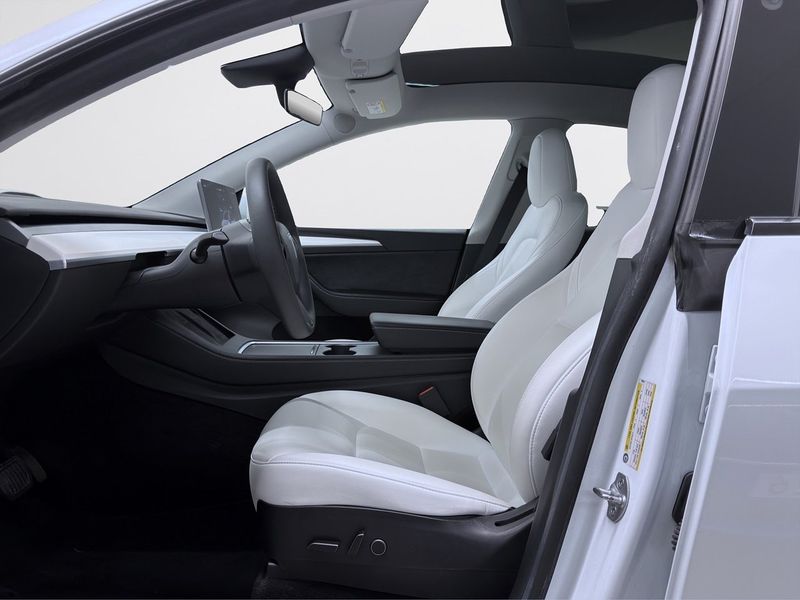 Tesla Model Y bild 8