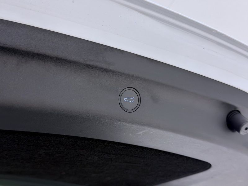 Tesla Model Y bild 17