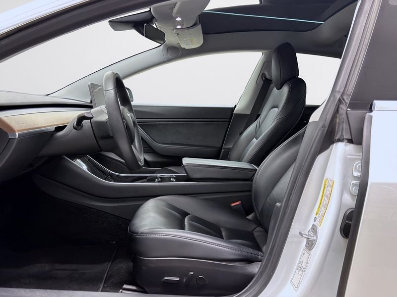 Tesla Model 3 bild 8
