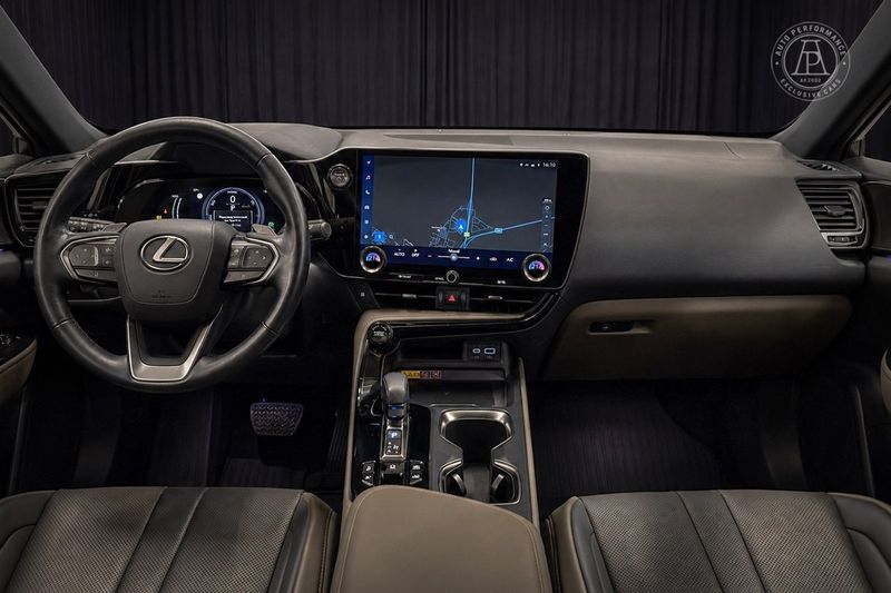 Lexus NX bild 8
