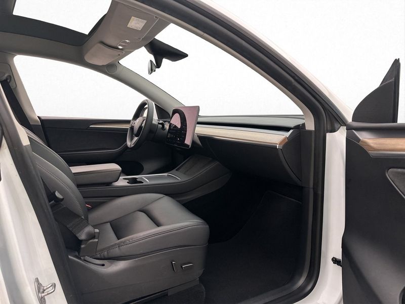 Tesla Model Y bild 17