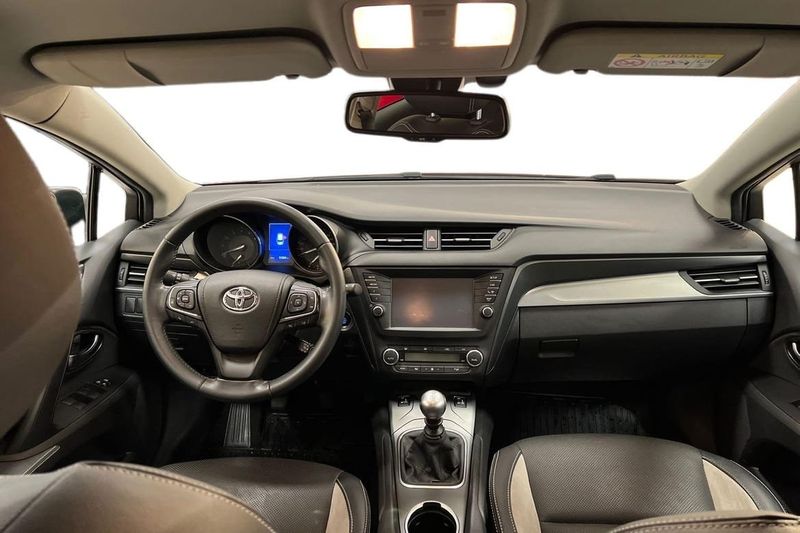 Toyota Avensis bild 8