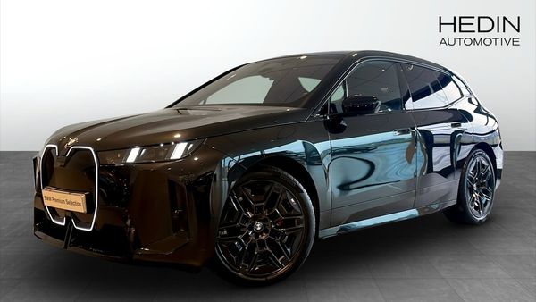BMW iX xDrive60 M-Sport Drag Panorama B/W Soft Close Rattvärme - 2026