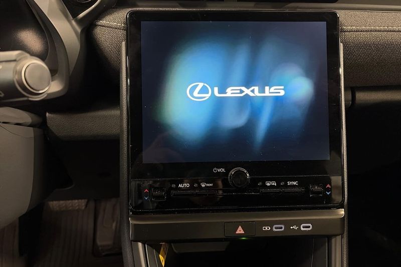 Lexus LBX bild 14
