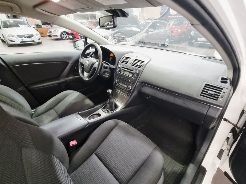 Toyota Avensis bild 18