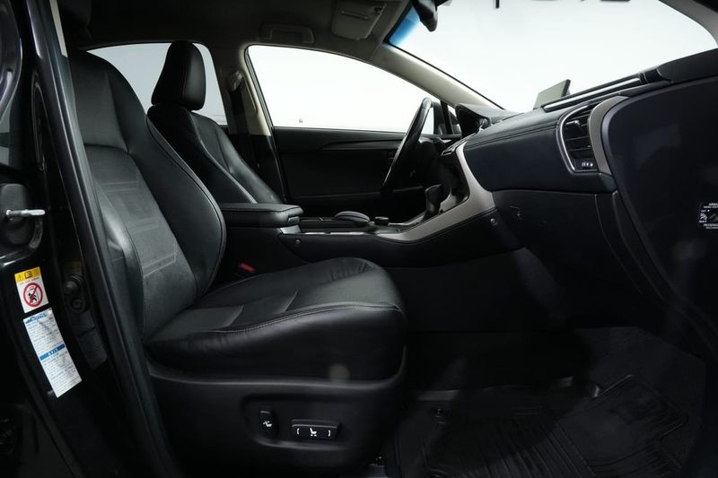 Lexus NX bild 18