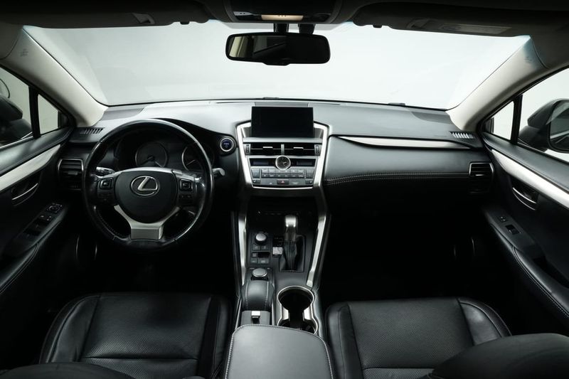 Lexus NX bild 15
