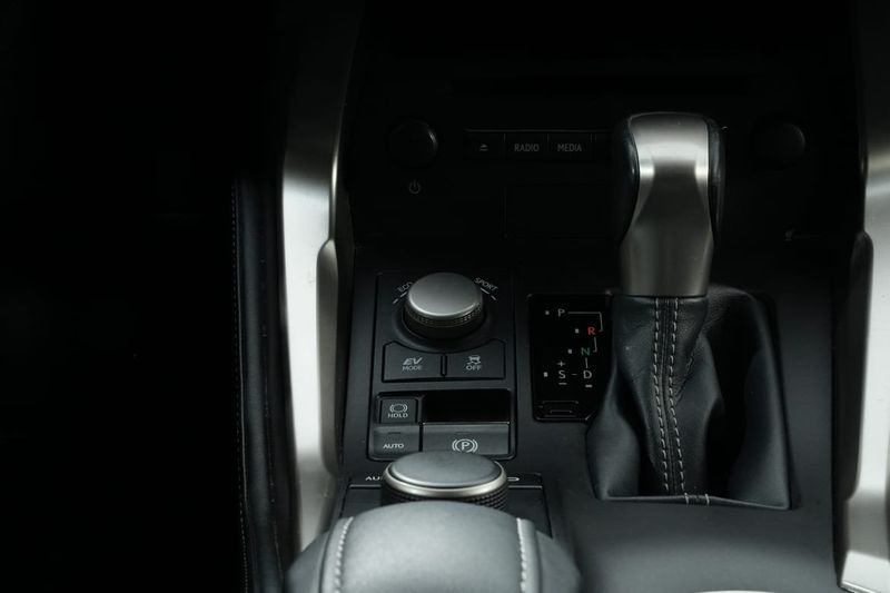Lexus NX bild 16