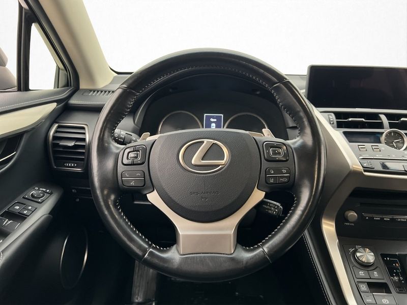 Lexus NX bild 13