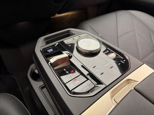 BMW iX bild 24
