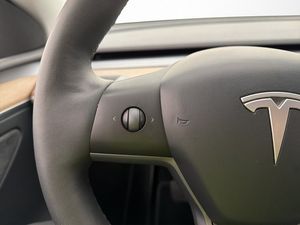Tesla Model Y bild 19
