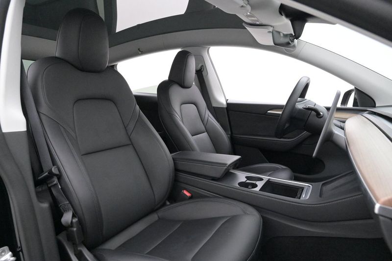 Tesla Model Y bild 12