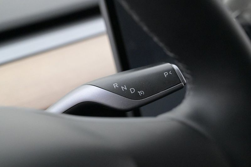 Tesla Model Y bild 8