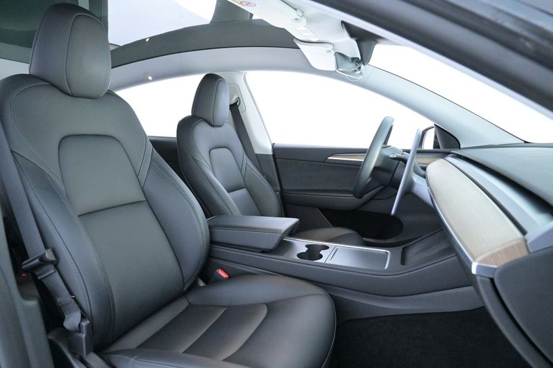 Tesla Model Y bild 12