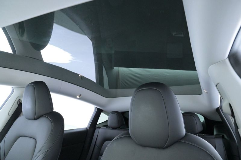 Tesla Model Y bild 25