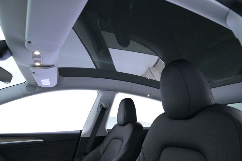Tesla Model Y bild 25