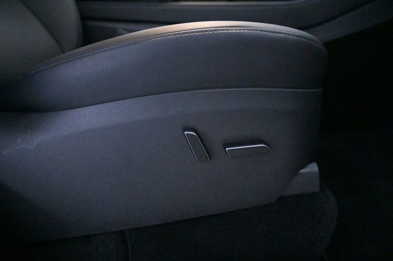 Tesla Model Y bild 13