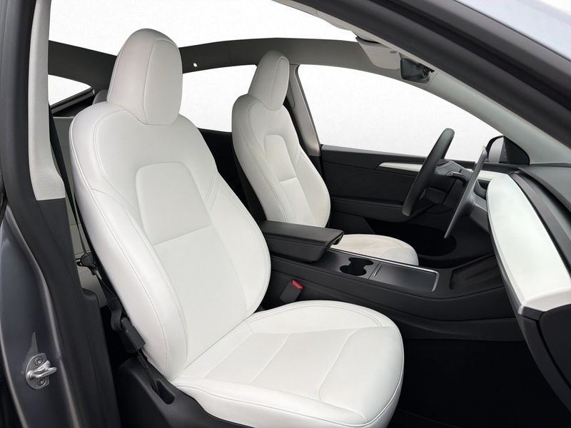 Tesla Model Y bild 16