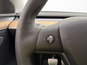 Tesla Model Y bild 16