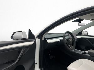 Tesla Model Y bild 32
