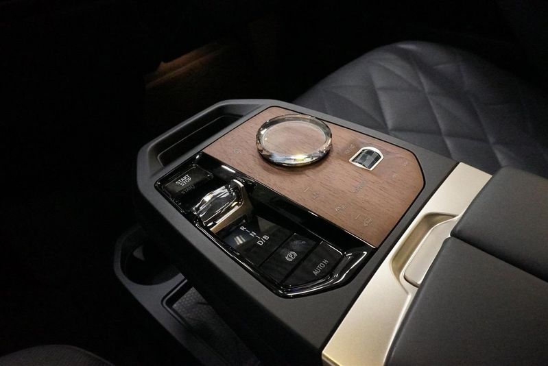 BMW iX bild 13