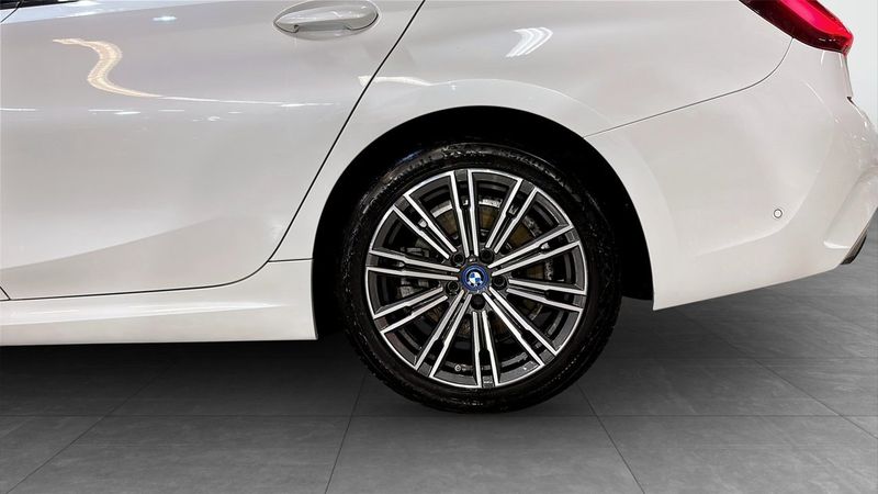 BMW 330 bild 6