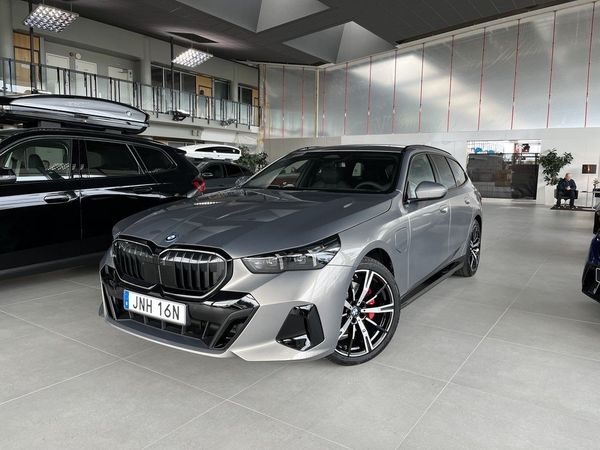 BMW 530 e xDrive Touring M Sport Pro B&W Drag 20" Rattvärme - 2027