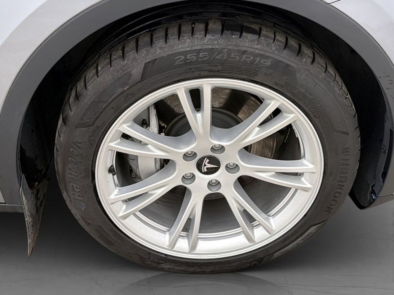 Tesla Model Y bild 32
