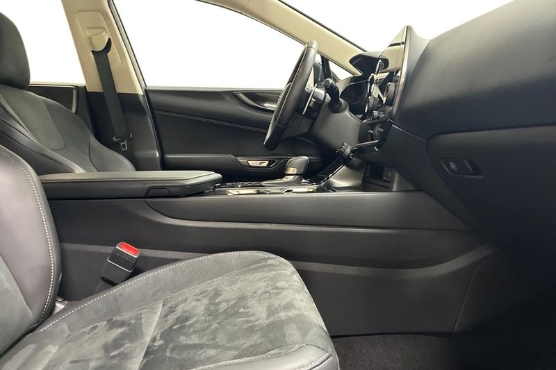 Lexus NX bild 15