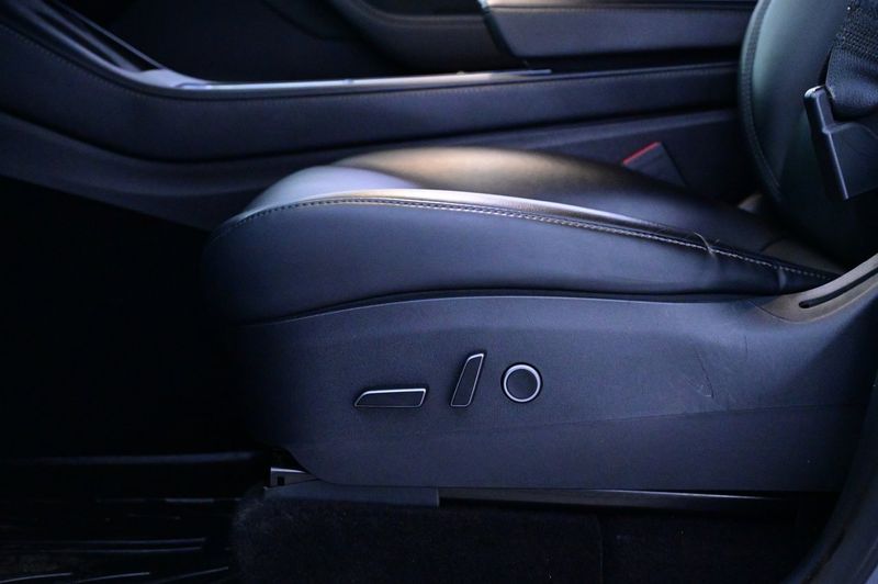 Tesla Model Y bild 11