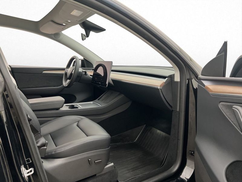 Tesla Model Y bild 25