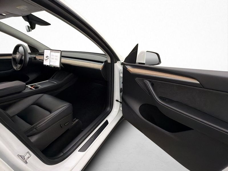 Tesla Model Y bild 33