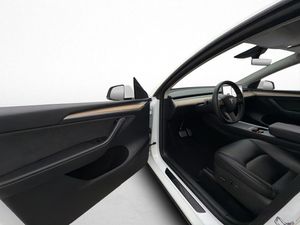 Tesla Model Y bild 32