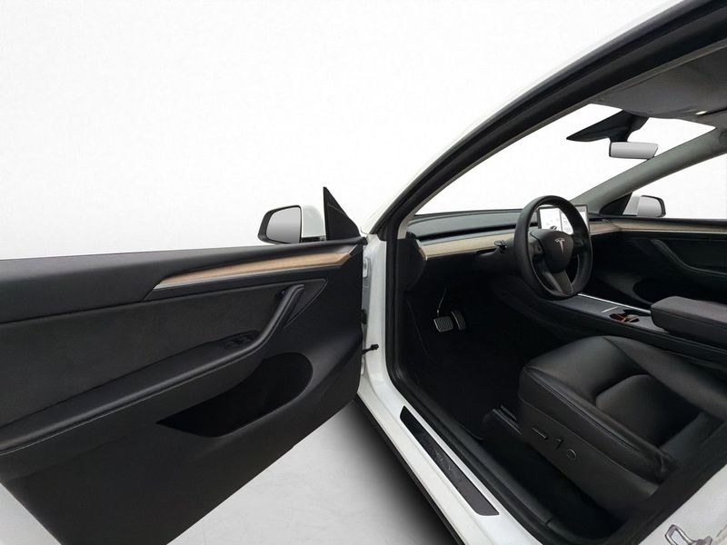 Tesla Model Y bild 32