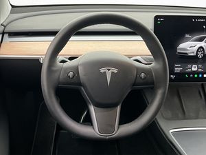 Tesla Model Y bild 13