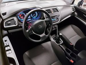 Suzuki S-CROSS bild 11