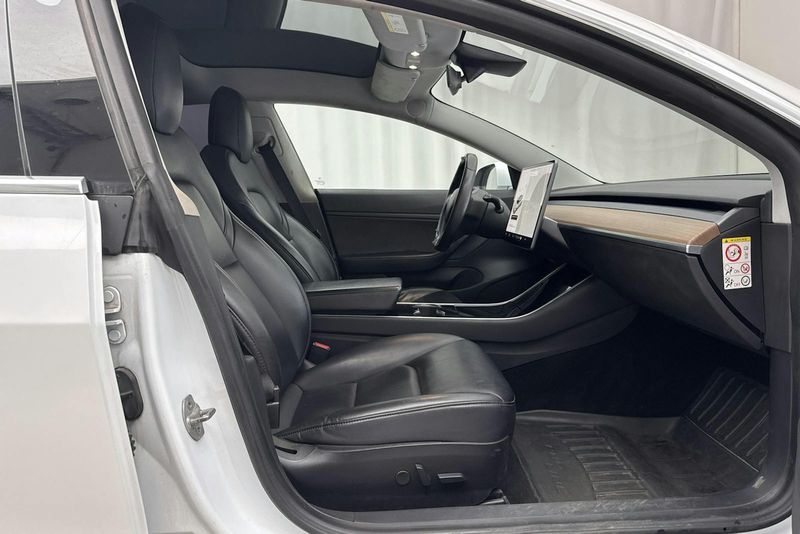 Tesla Model 3 bild 7