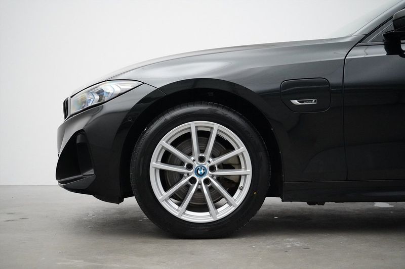 BMW 330 bild 2