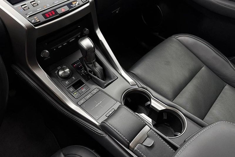 Lexus NX bild 18